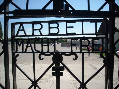 Eingang ins Gefangenenlager von Dachau